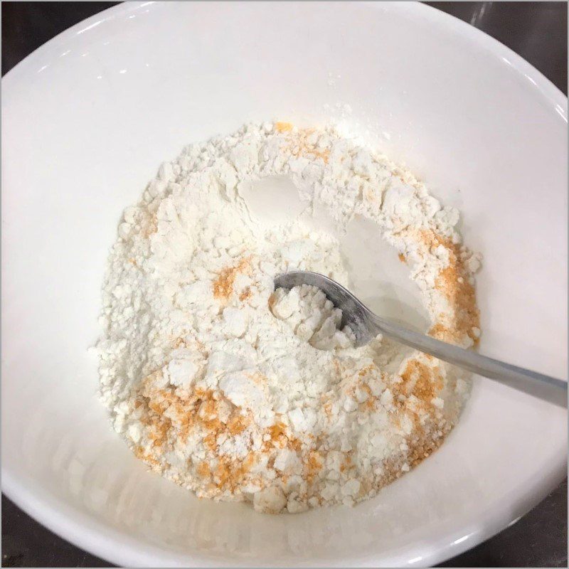 Step 2 Mix the flour with black sesame Fried sweet potato with sesame - black sesame