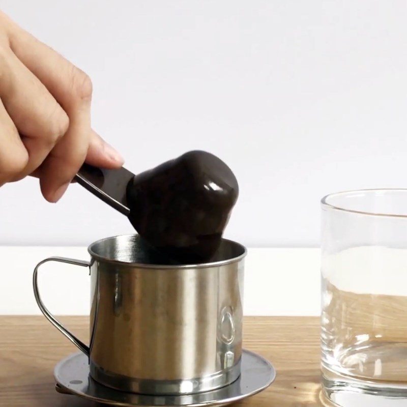 Step 1 Brew coffee for Fresh Milk Coffee