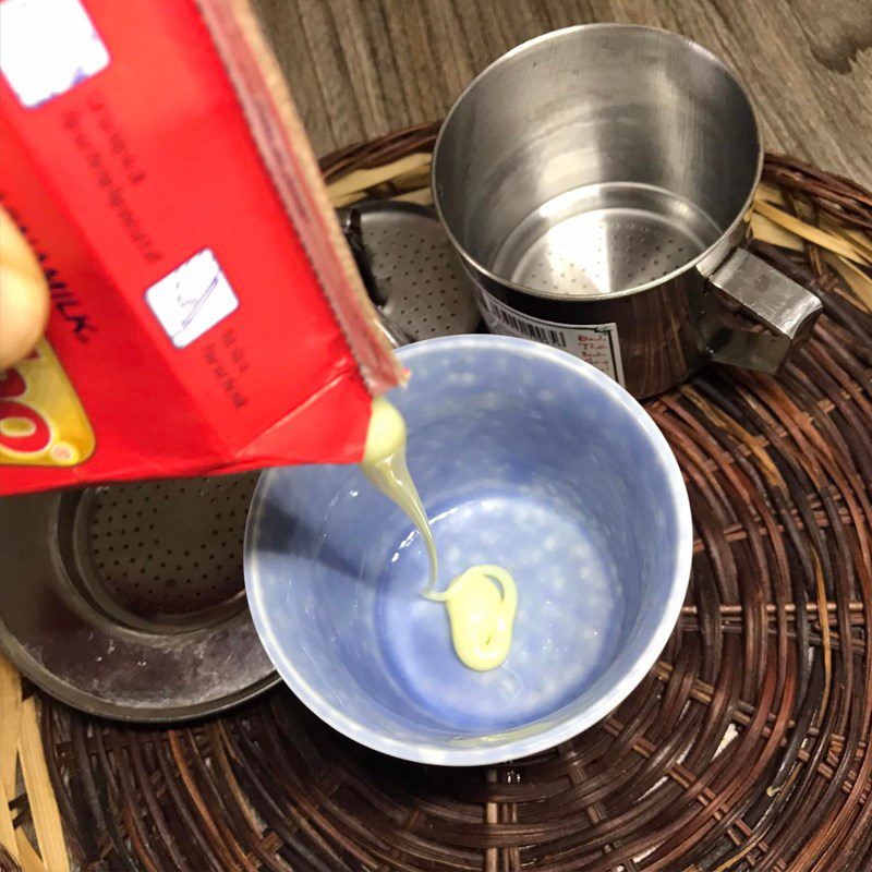 Step 1 Brew coffee Coconut milk coffee (recipe shared by users)