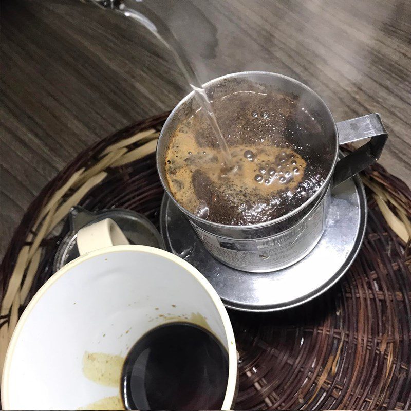 Step 1 Brew coffee Coconut milk coffee (recipe shared by users)