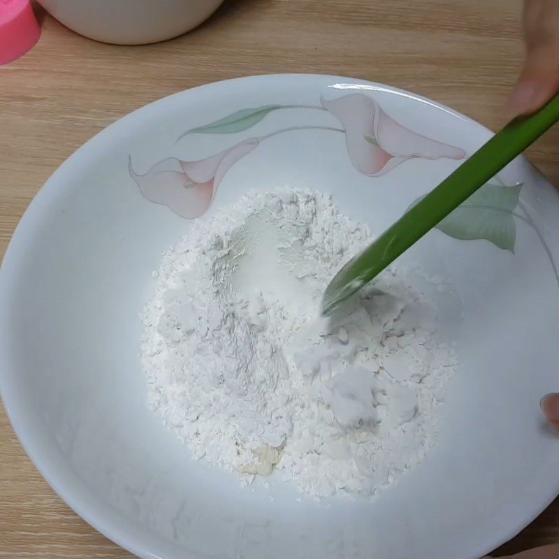 Step 3 Color the dough for water-dragging cake with carp