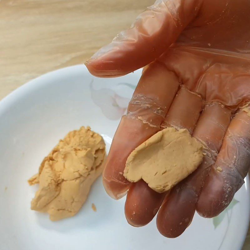 Step 3 Color the dough for water-dragging cake with carp