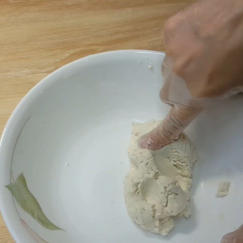 Step 3 Mix the color of the Chè trôi nước carp cake powder