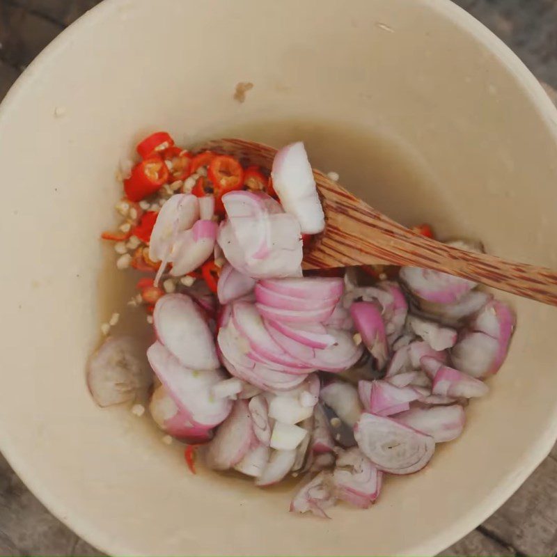 Step 4 Mixing the dressing for the salad Chicken salad with phoenix flower