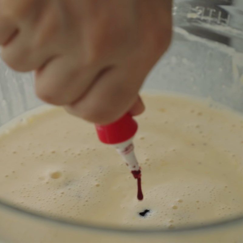 Step 3 Mixing the cake mixture colors Blueberry thousand-layer crepe