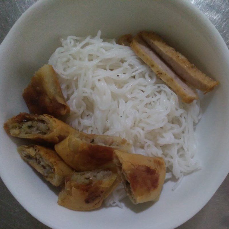 Step 4 Completion How to make noodle spring rolls with store-bought spring rolls