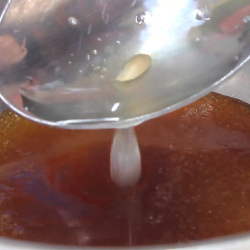 Step 3 Mixing fish sauce for salad (nộm) with jute