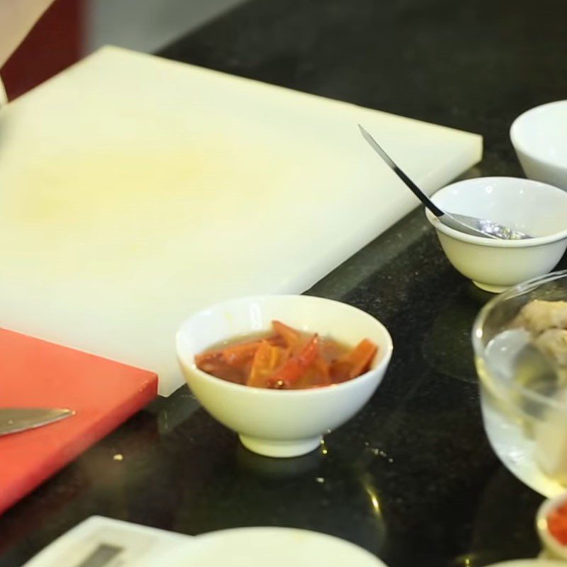 Step 3 Prepare the salad dressing for Lotus Stem Salad with Pork Ear