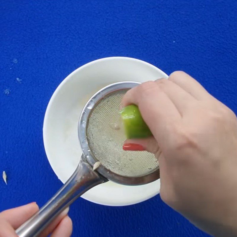 Step 5 Prepare the salad dressing for shrimp meat jelly salad