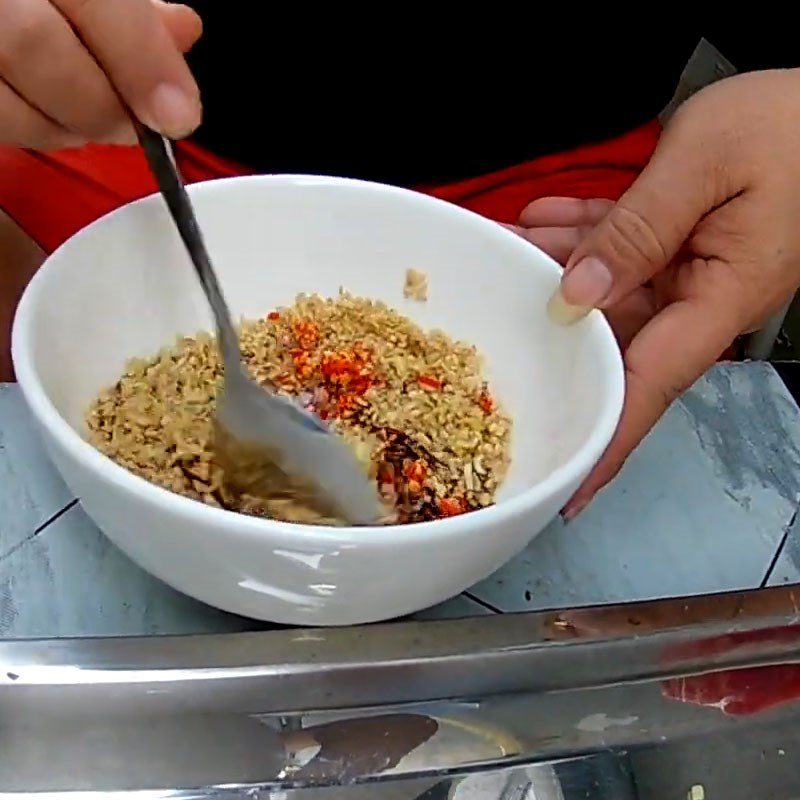 Step 2 Make the sauce for grilled tuna with satay