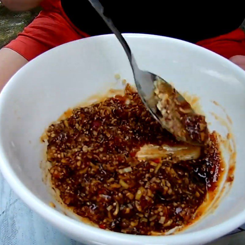 Step 2 Make the sauce for grilled tuna with satay