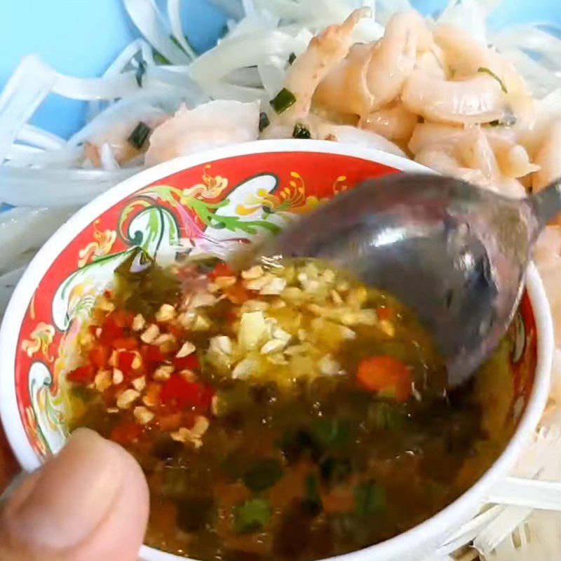 Step 2 Make the sauce for lotus stem salad with vegetarian shrimp