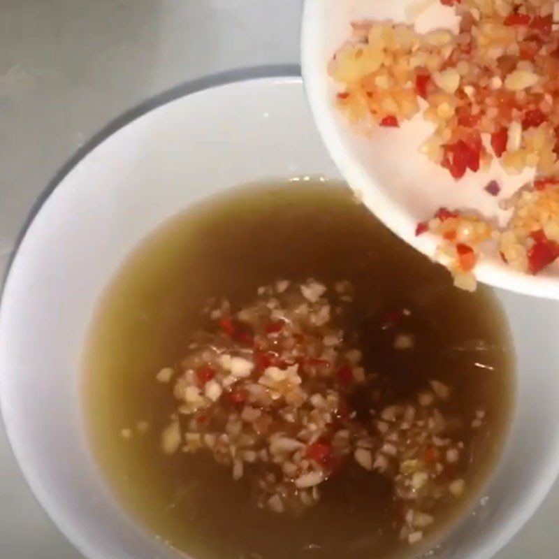 Step 4 Mixing the salad dressing Papaya shrimp salad