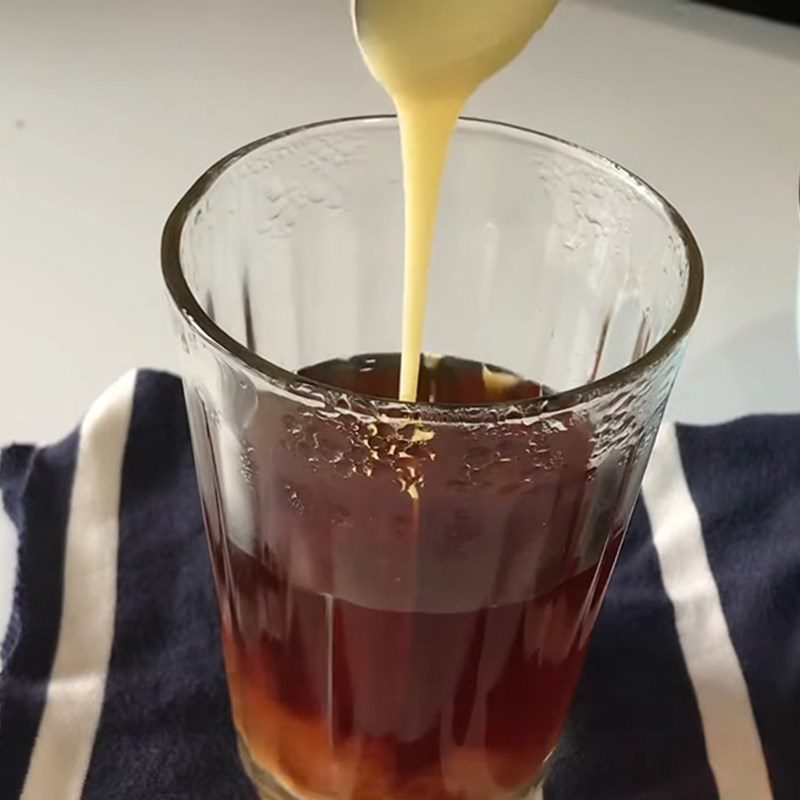 Step 1 Make milk tea Cheese Foam Milk Tea (without cream cheese)