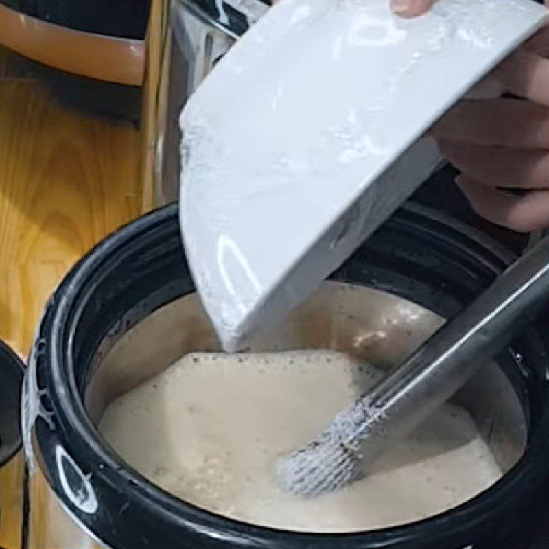 Step 2 Making milk tea with longan and lotus seeds