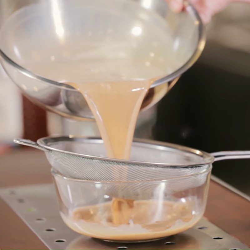 Step 1 Make milk tea Milk tea with cream cheese (with cream cheese)