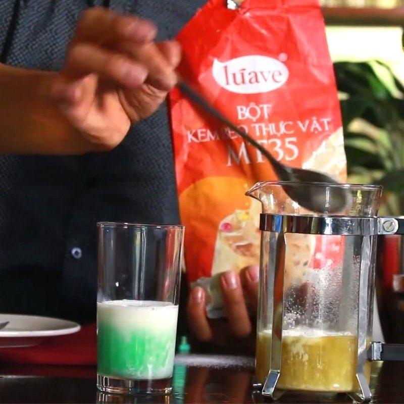 Step 2 Prepare milk tea with mint and white pearls