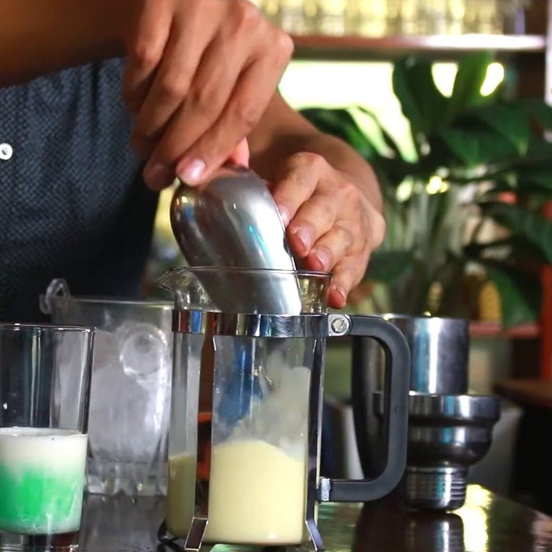 Step 2 Prepare milk tea with mint and white pearls