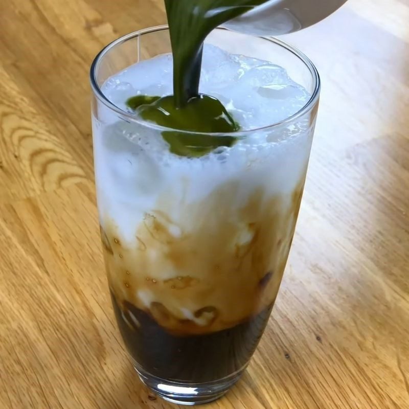 Step 2 Prepare milk tea with fresh matcha milk and black sugar pearls