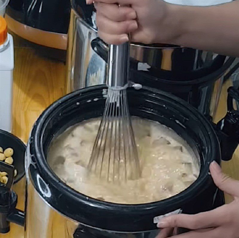 Step 2 Making milk tea with longan and lotus seeds