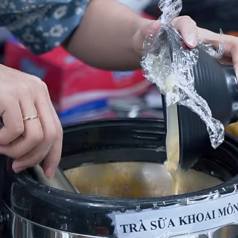Step 2 Make milk tea Longan jelly milk tea