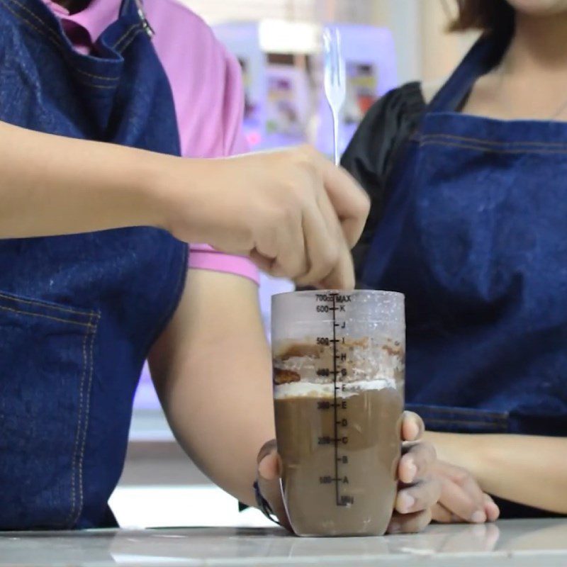 Step 2 Make chocolate milk tea Chocolate milk tea cream cheese