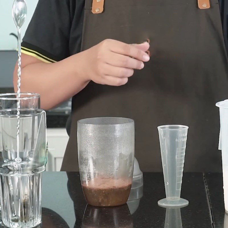 Step 2 Mix Chocolate Mint Milk Tea