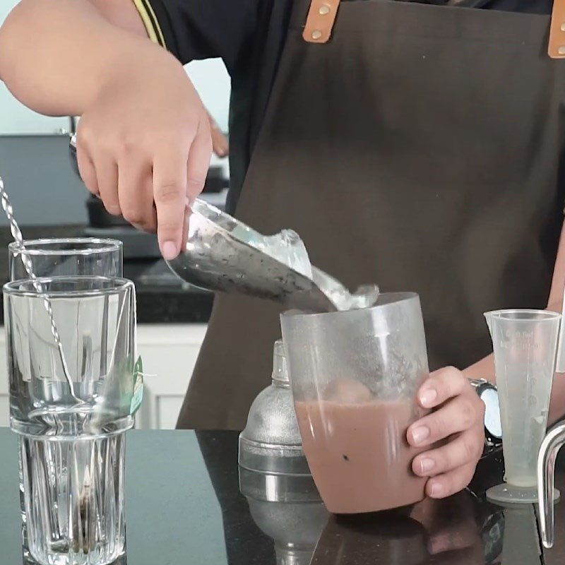 Step 2 Mix Chocolate Mint Milk Tea