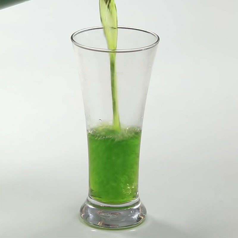 Step 3 Prepare Thai milk tea with matcha jelly