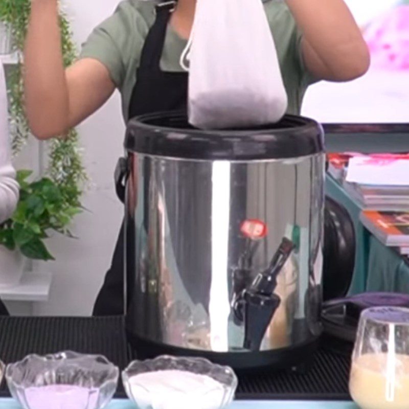 Step 1 Brew tea for Taro Milk Tea