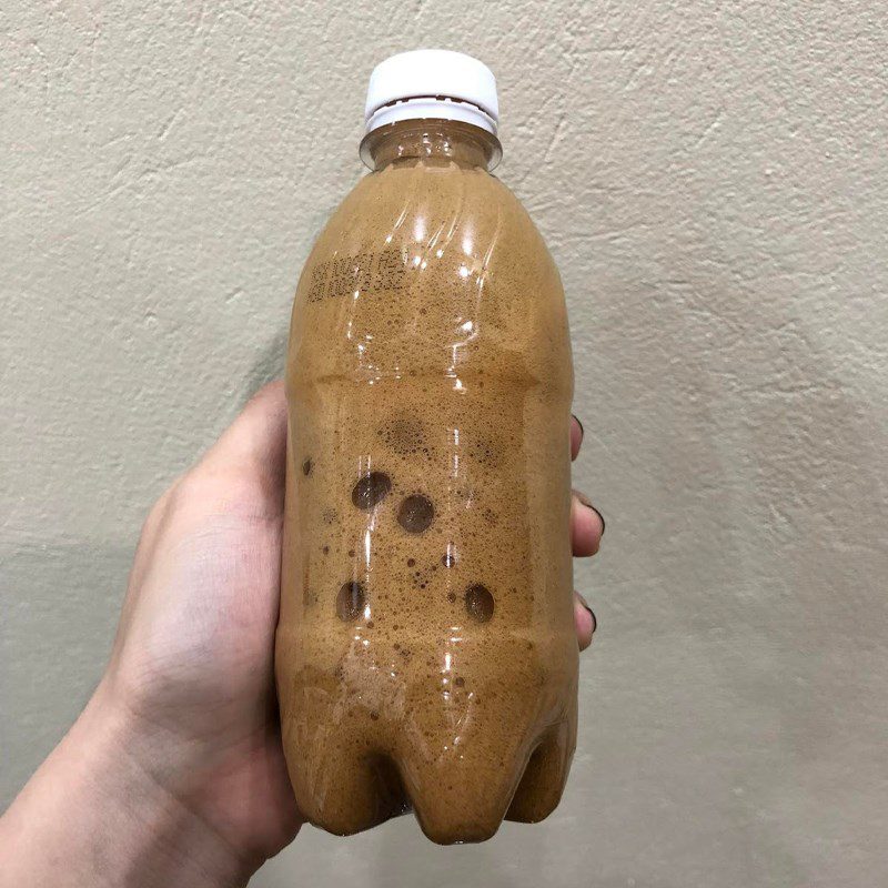 Step 1 Brewing and frothing coffee for Bạc xỉu from instant coffee (recipe shared by users)