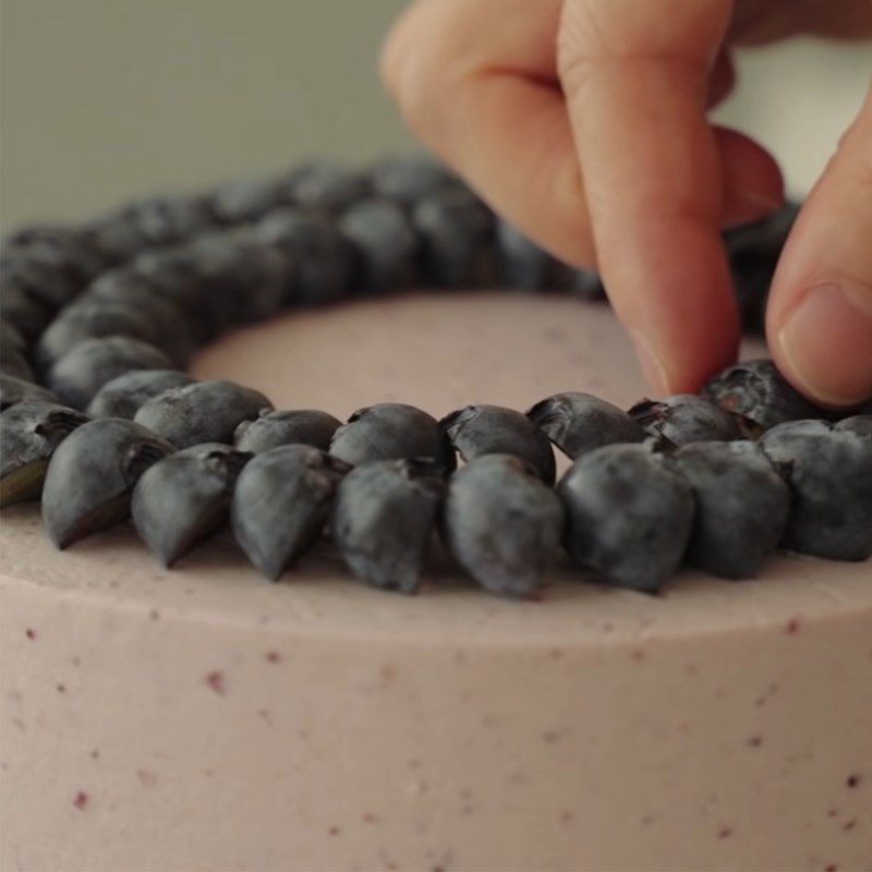Step 6 Spreading cream and decorating Thousand layer blueberry crepe cake