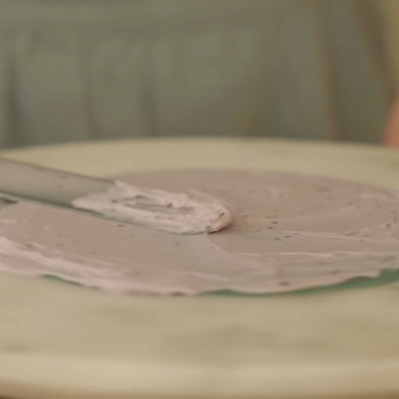Step 6 Spreading cream and decorating Thousand layer blueberry crepe cake