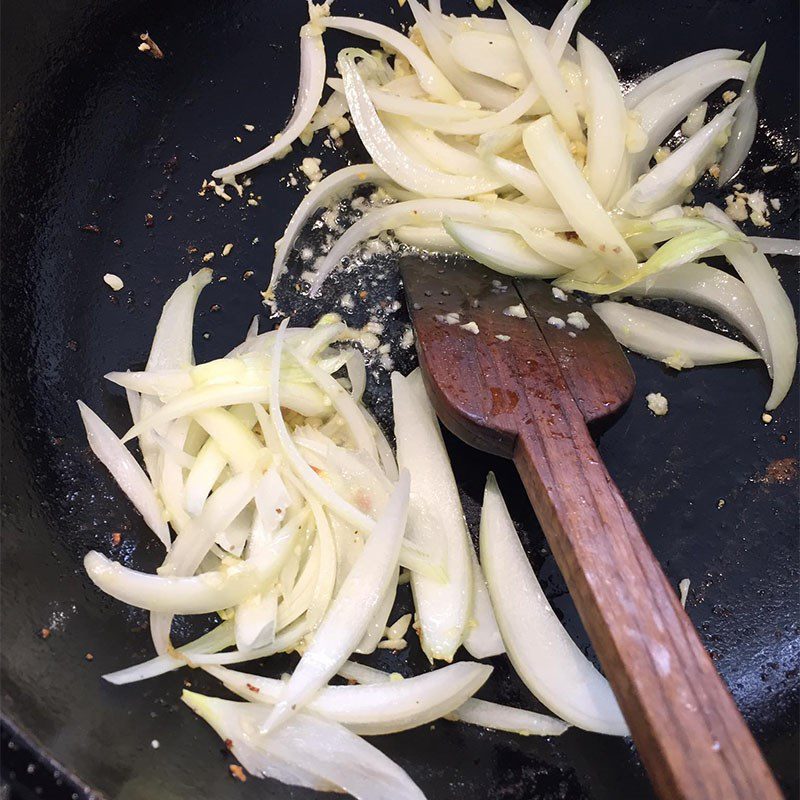 Step 3 Making stir-fried beef with straw mushrooms Beef stir-fried with straw mushrooms