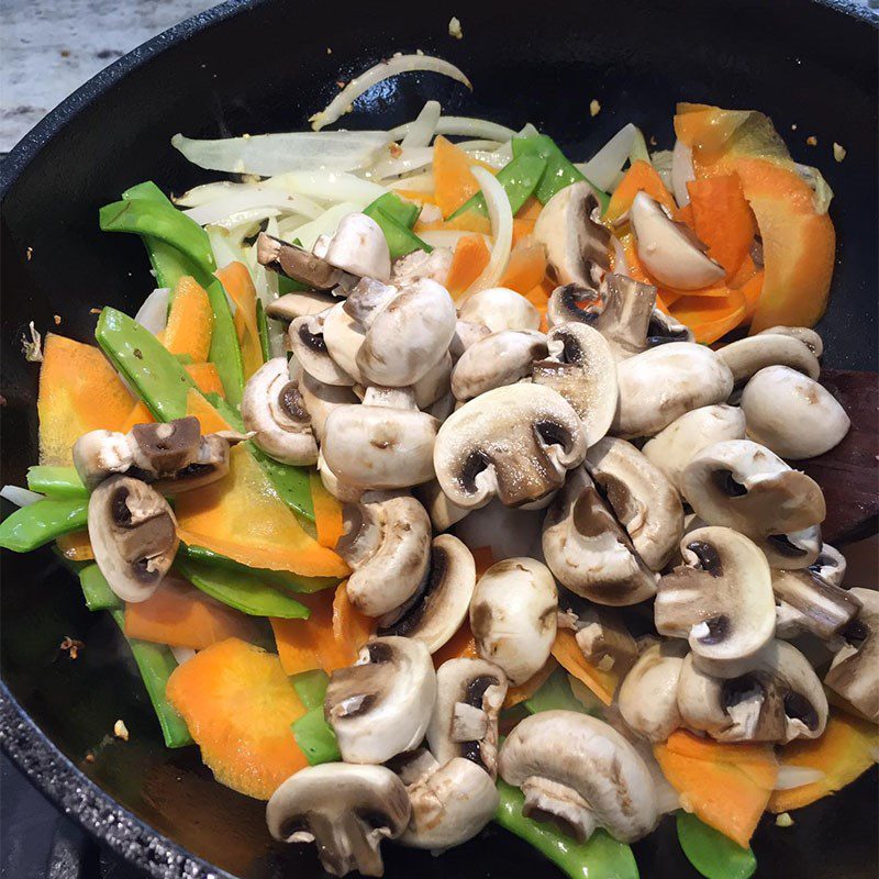 Step 3 Making stir-fried beef with straw mushrooms Beef stir-fried with straw mushrooms