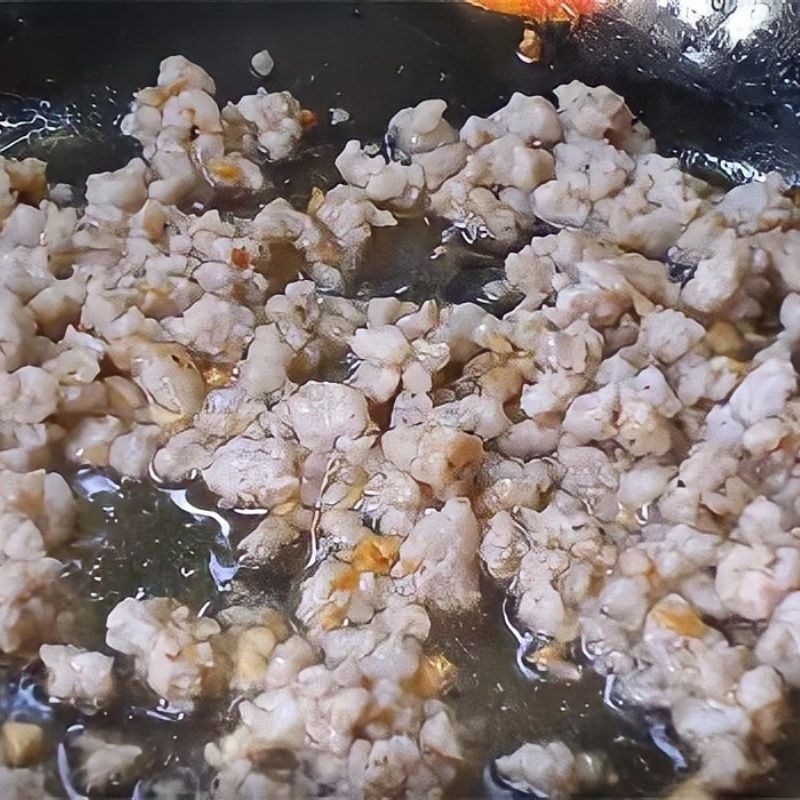 Step 2 Sauté shallots, marinate meat, and stir-fry meat Baked quail eggs in cups
