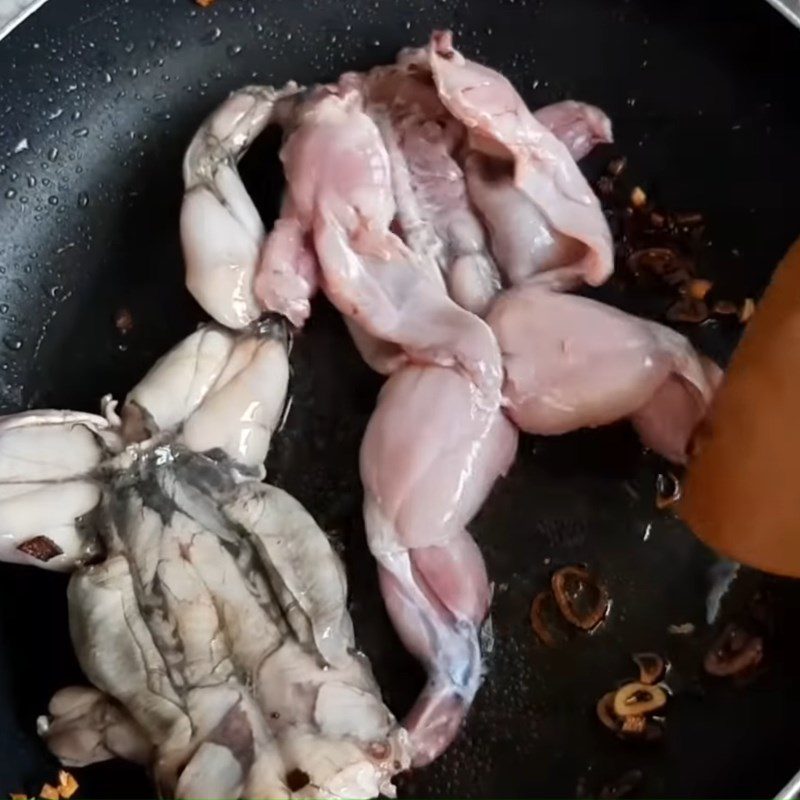 Step 3 Sauté onions and fry frog meat Frog salad porridge