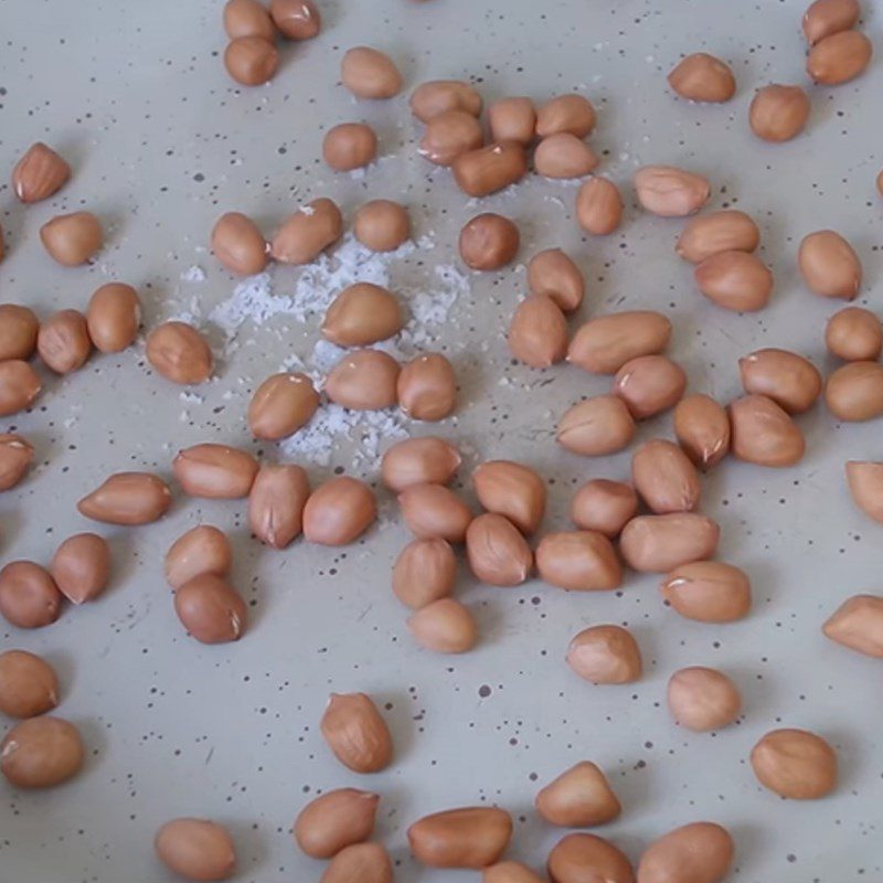 Step 6 Frying onions and roasting peanuts for the shrimp and meat jelly salad