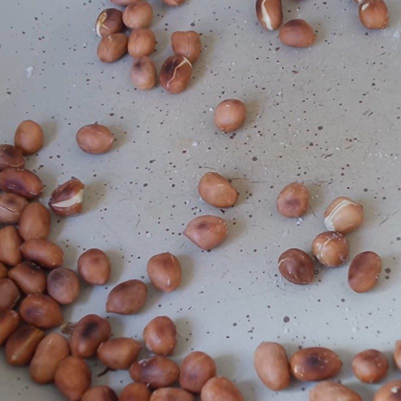 Step 6 Frying onions and roasting peanuts for the shrimp and meat jelly salad