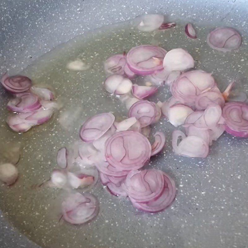 Step 6 Frying onions and roasting peanuts for the shrimp and meat jelly salad