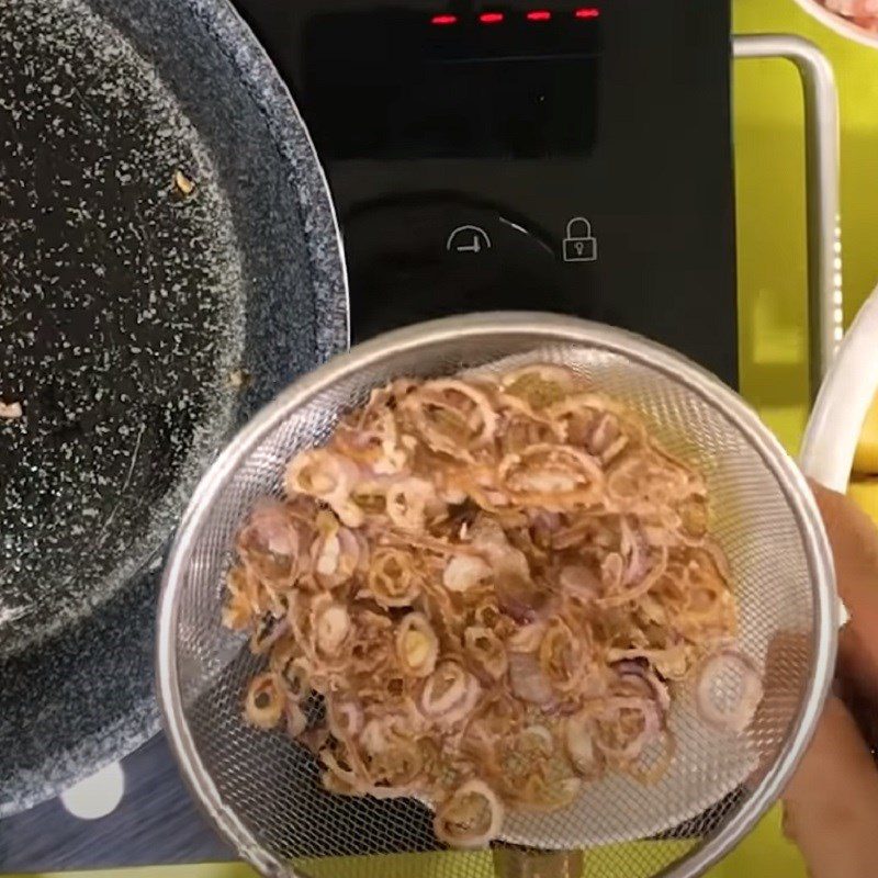 Step 3 Sauté onions and stir-fry minced meat Pork rib noodles with vegetables