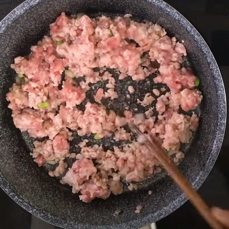 Step 3 Sauté onions and stir-fry minced meat Pork rib noodles with vegetables