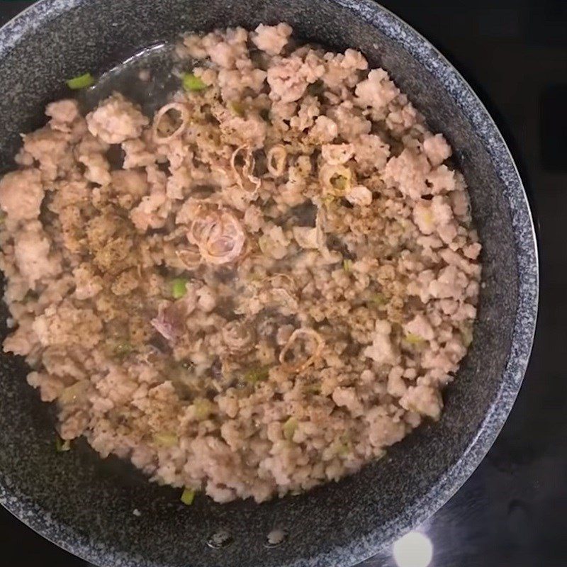 Step 3 Sauté onions and stir-fry minced meat Pork rib noodles with vegetables