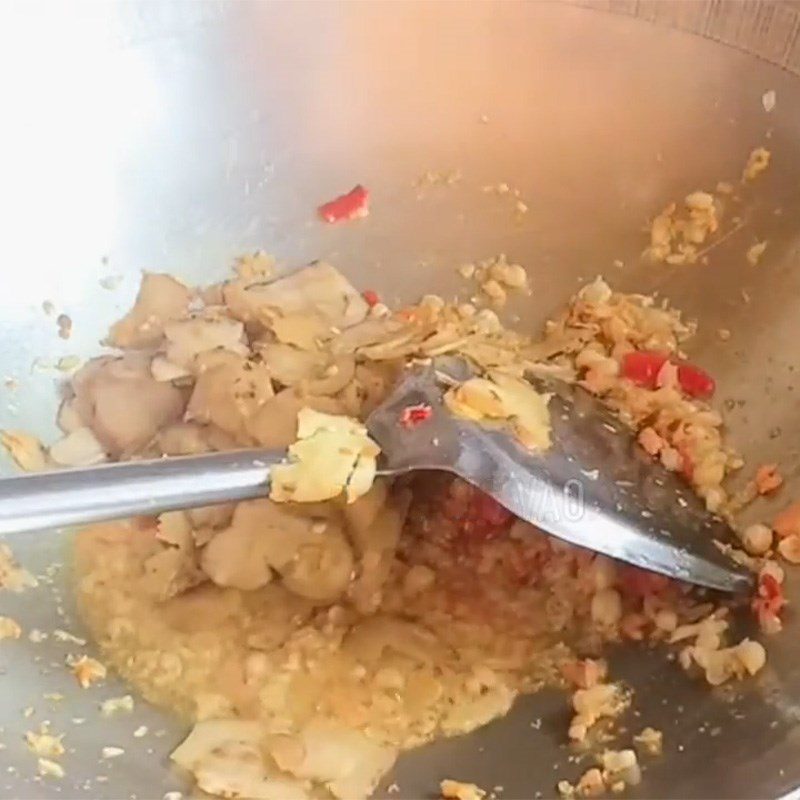 Step 3 Sauté the spice mixture for braised carp with galangal and turmeric