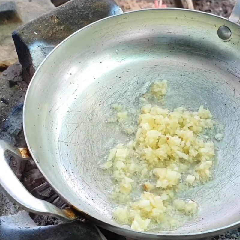 Step 5 Sautéing garlic and finishing Western-style pork porridge