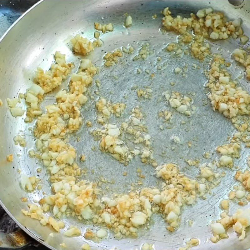 Step 5 Sautéing garlic and finishing Western-style pork porridge