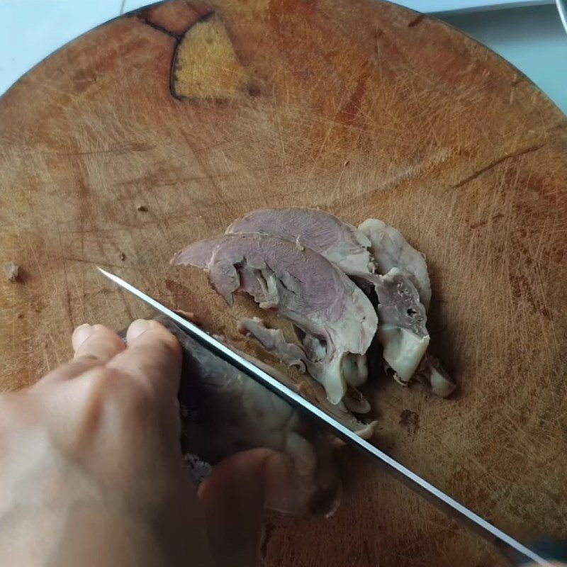 Step 5 Sautéing garlic and finishing Western-style pork porridge