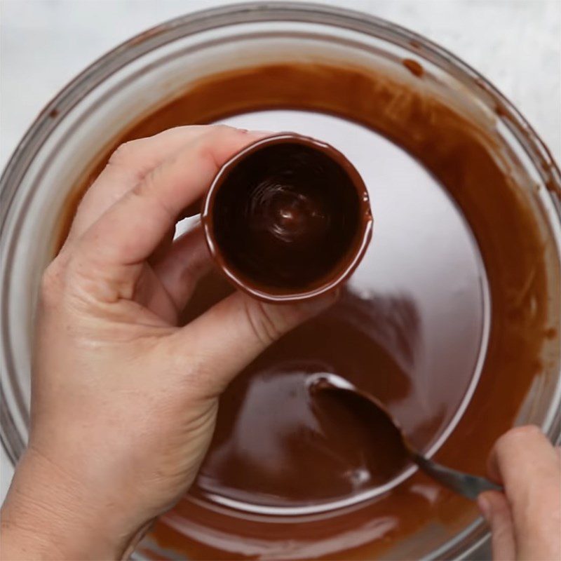 Step 2 Cover chocolate on the cone cake Chocolate cone ice cream