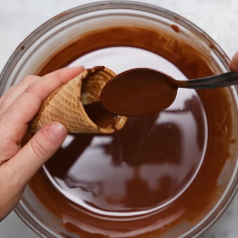 Step 2 Cover chocolate on the cone cake Chocolate cone ice cream