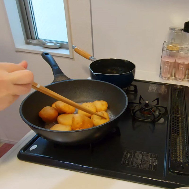 Step 5 Caramelizing the cake Fried cake with mung bean filling